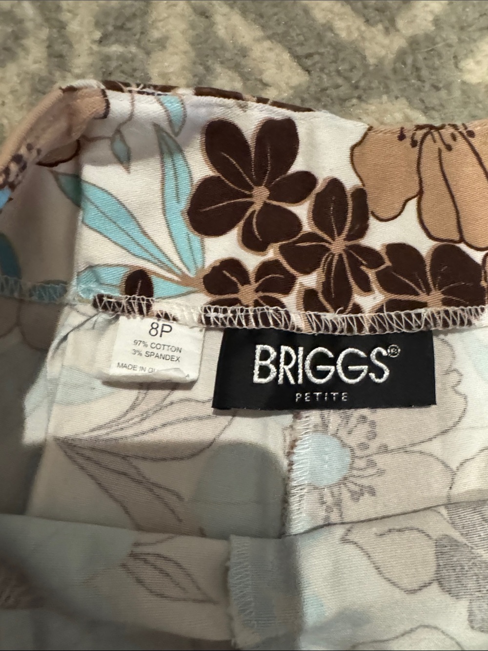 Two pairs women’s capris - Picture 3 of 8